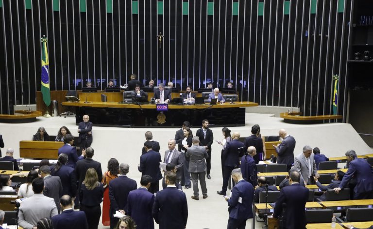 Deputados reunidos no plenário