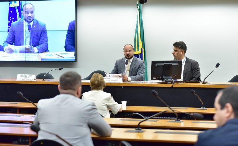 Compartilhamento de banheiro feminino com transgêneros. Dep. Capitão Alden (PL - BA)