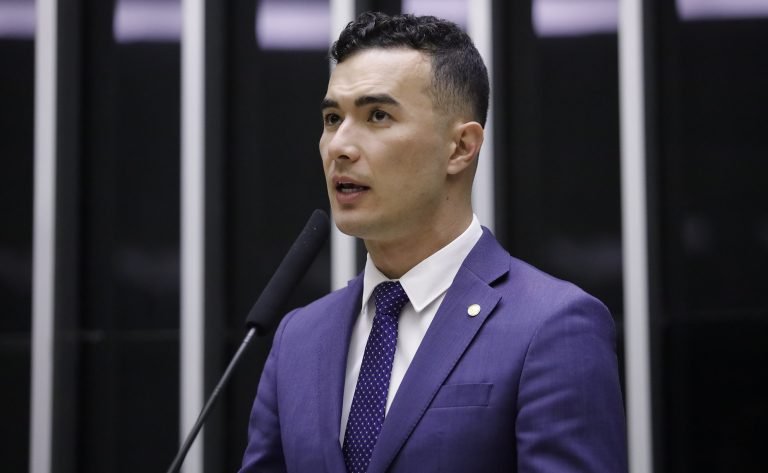 Deputado Pedro Aihara fala ao microfone