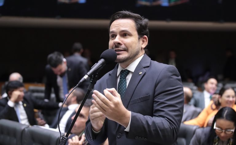 Deputado Capitão Alberto Neto fala ao microfone