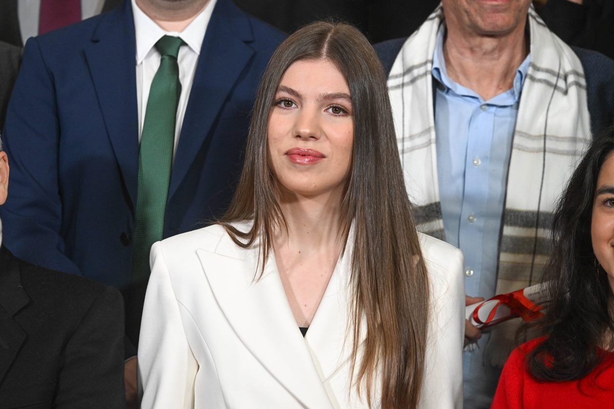 Foto colorida de mulher com blazer branco - Metrópoles