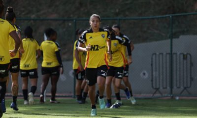 Fabi Guedes celebra vitória na estreia pelas Vingadoras