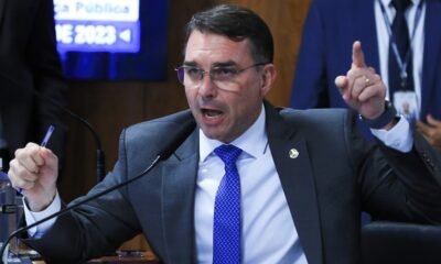 Flávio Bolsonaro se reúne com representante do governo Trump, mas negar ter discutido sanções a Moraes