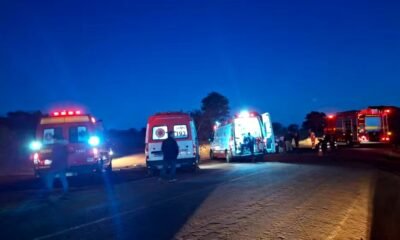 Ambulância com pacientes de Capinópolis bate de frente com carreta canavieira na MGC-154