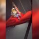 Beyoncé interrompe show após problema em carro suspenso no ar