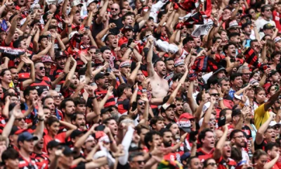 Torcida do Flamengo procura mostrar apoio ao time após eliminação no Mundial