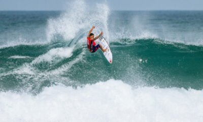 Yago Dora vai às quartas e vira líder do Mundial de surfe pela primeira vez