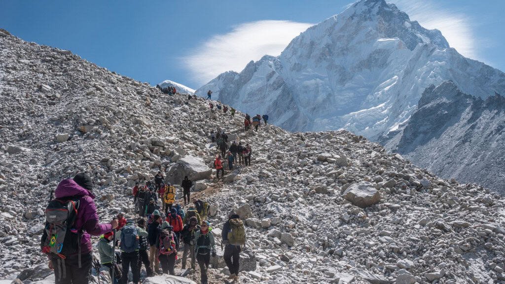 Sagarmatha, Nepal - 10 de abril de 2024 : grupo de turistas enquanto caminhava pelo Campo Base do Everest, no Nepal.
