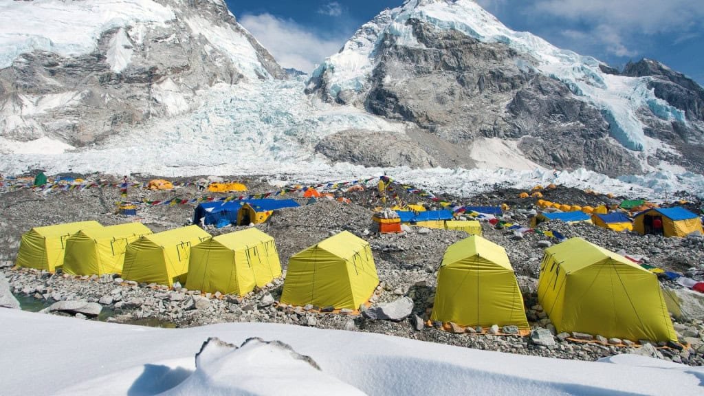 Vista do acampamento base do Monte Everest, tendas amarelas e neve à deriva, cwm ocidental Khumbu scefall, monte Nuptse, caminhada até o acampamento base do Everest, montanhas do Nepal Himalaia