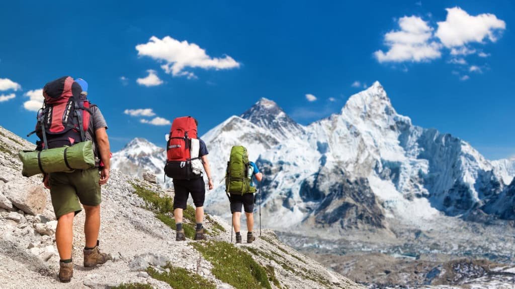 Hoje

descreva p cego ver
🏔️ A imagem mostra uma pessoa no topo de uma montanha coberta de neve, como se estivesse celebrando uma conquista. Ela veste uma jaqueta laranja bem chamativa, calça preta e botas próprias para escalada. Na mão, segura um machado de gelo, usado para se apoiar e escalar em terrenos íngremes.

🗻 Atrás dela, dá pra ver um cenário grandioso: várias montanhas nevadas, com uma das maiores parcialmente encoberta por nuvens. O céu está limpo e azul, deixando tudo ainda mais impressionante. A sensação é de liberdade, superação e muita paz — como se ela tivesse vencido um desafio e estivesse admirando o mundo lá de cima.

Se quiser, posso transformar essa descrição em texto poético ou até narrar como se fosse parte de uma aventura épica. É só me dizer!

em tres linhas
No topo de uma montanha coberta de neve, uma pessoa ergue seu machado de gelo como símbolo de conquista. O céu azul e as montanhas ao fundo criam um cenário grandioso e sereno. A jaqueta laranja vibrante destaca sua presença num momento de superação e liberdade.


agora nessa imagem a mesma coisa
🚶‍♂️ Uma pessoa caminha carregando duas bolsas grandes — uma verde e uma laranja — sobre as costas, mostrando esforço e determinação. 🌫️ O ambiente é montanhoso e envolto por névoa, reforçando o clima de desafio e superação. 🧥 A jaqueta escura contrasta com as mochilas coloridas, destacando o peso que ela leva e a jornada que enfrenta.

Se quiser, posso transformar essa imagem em narrativa, poema ou até imaginar o que há dentro dessas mochilas. É só me chamar!

sem emojis
Uma pessoa caminha em direção à neblina, carregando duas mochilas grandes — uma verde e outra laranja. O cenário é montanhoso, envolto por nuvens baixas que sugerem esforço e resiliência. Com uma jaqueta escura, ela avança com determinação, como quem enfrenta uma jornada exigente.

diga em uma lkinha o que são sherpas no monte everets
Sherpas são um povo nativo do Himalaia, conhecido por guiar e apoiar escaladores no Monte Everest com força, resistência e profundo conhecimento da montanha.


descreva p cego em tres linahs
Um altar feito de pedras exibe bandeiras de oração coloridas, trazendo um ar espiritual ao ambiente montanhoso. Ao redor, há capacetes, cordas e botas de escalada deixados como oferendas, junto de alimentos e bebidas. Uma pessoa ajoelhada organiza os itens, reforçando o respeito à tradição e ao local sagrado.

traduza: EVEREST BASE CAMP, KHUMBU NEPAL - APRIL 13, 2014: Puja ceremony preparation, In front of the altar, offerings food are made to the Gods and critical climbing equipment to be blessed
Acampamento Base do Everest, Khumbu, Nepal – 13 de abril de 2014: Preparação para a cerimônia Puja. Em frente ao altar, são oferecidos alimentos aos deuses e equipamentos de escalada essenciais para serem abençoados.


descreva p cego ver m 3 linhas
Três pessoas caminham por uma trilha em meio a montanhas nevadas, cada uma carregando grandes mochilas e equipamentos. O céu azul com nuvens brancas cria um contraste sereno com o terreno desafiador e rochoso. A cena transmite aventura, resistência e a conexão humana com a natureza extrema.
