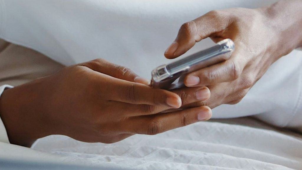 Pessoa egurando um celular