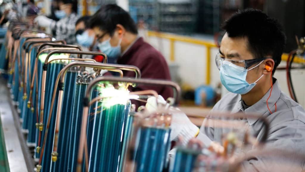 Jiujiang, China - March 16, 2020: Workers assemble air conditioners exported to Europe at TCL Air Conditioner (Jiujiang) Co. Affected by coVID-19, TCL headquarters transferred orders from Wuhan to jiu
Jiujiang, China - 16 de março de 2020: Trabalhadores montam aparelhos de ar condicionado exportados para a Europa na TCL Air Conditioner (Jiujiang) Co. Afetada pela COVID-19, a sede da TCL transferiu encomendas de Wuhan para Jiu.
