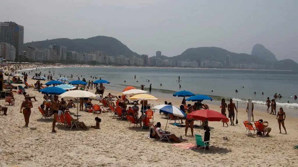 Pessoas na praia em dia quente