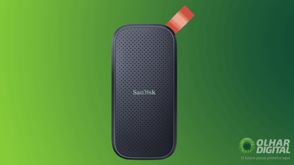 SSD externo SanDisk  em fundo verde
