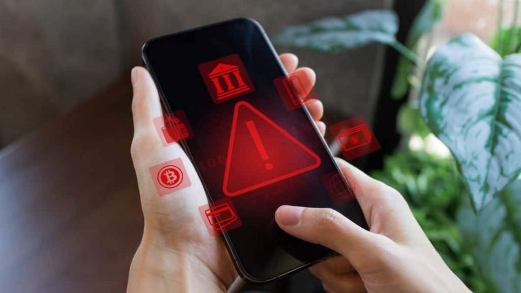Mulher usando celular infectado por spyware