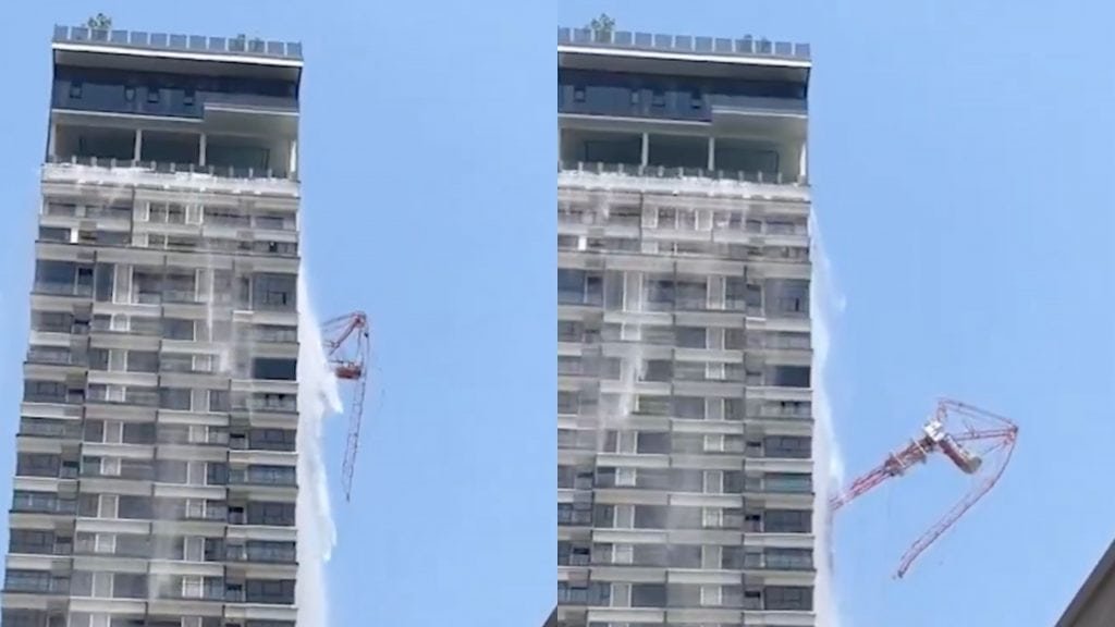 Captura de tela de vídeo mostrando guindaste caindo de prédio durante terremoto em Bangkok