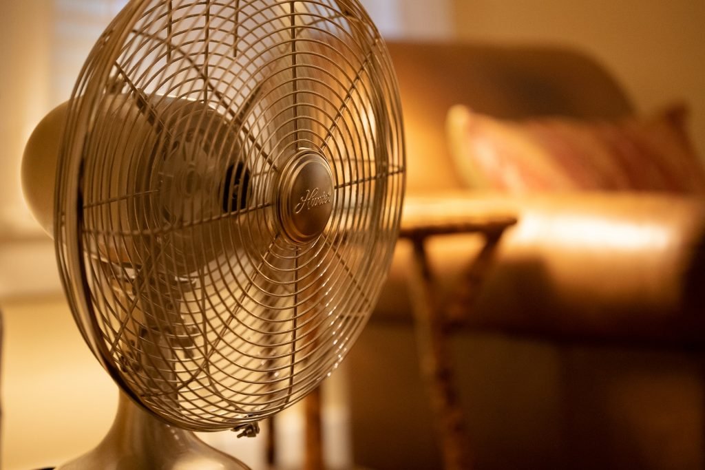 Ventilador de mesa. Imagem: Delaney Van/Unsplash