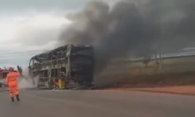 Ônibus pega fogo na MG-188 entre Unaí e Paracatu e é completamente destruído pelas chamas.