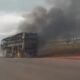 Ônibus pega fogo na MG-188 entre Unaí e Paracatu e é completamente destruído pelas chamas.