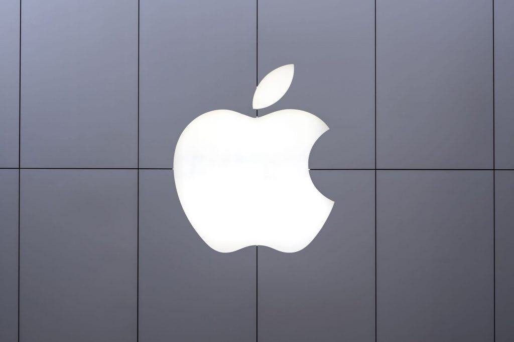 Logo da Apple em uma fachada de loja