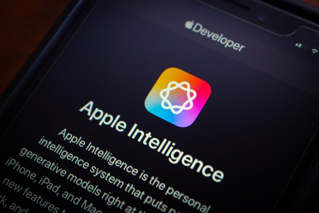 Logo do Apple Intelligence em um smartphone