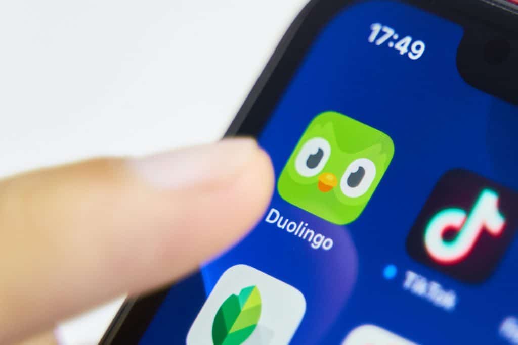 Logo do Duolingo na tela de um smartphone