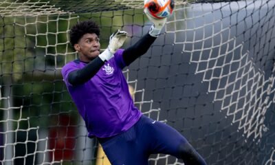 Corinthians treina em dois períodos e Hugo Souza celebra um ano de clube: ‘Primeiro de muitos’