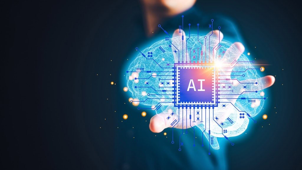 Um homem segura na mão uma holografia de um cérebro com um chip de inteligência artificial