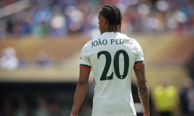 João Pedro evita festa em campo, mas celebra primeiro grande momento no Chelsea
