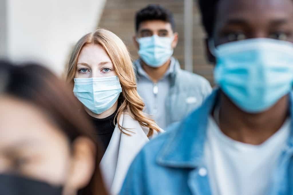 Pessoas utilizando máscaras para evitar a propagação de doenças respiratórias