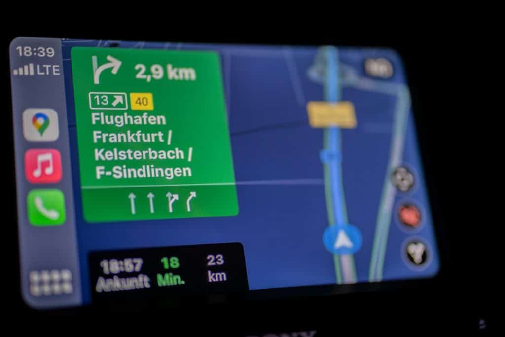 Imagem mostra uma tela de GPS dentro de um carro