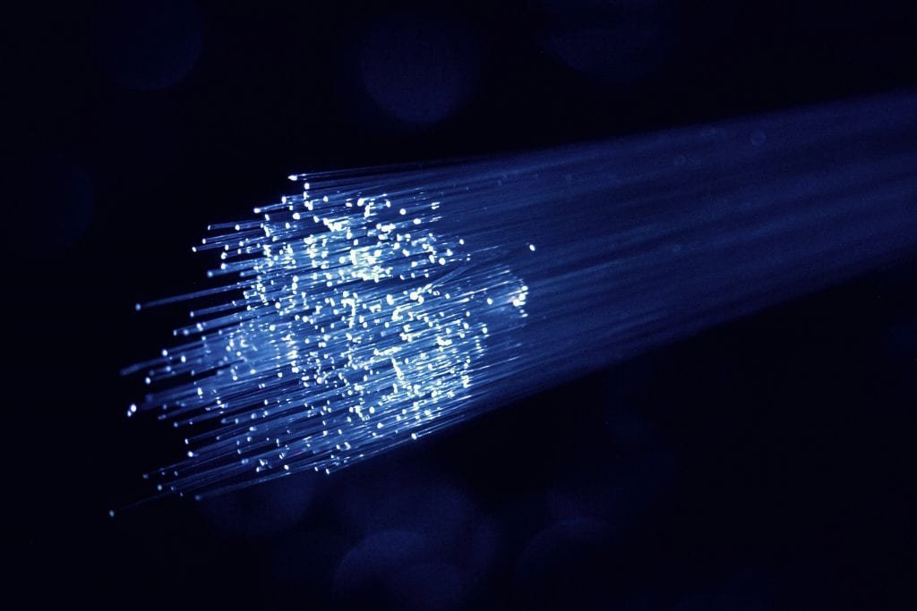 Como funciona a fibra óptica? Via Denny Muller/Unsplash