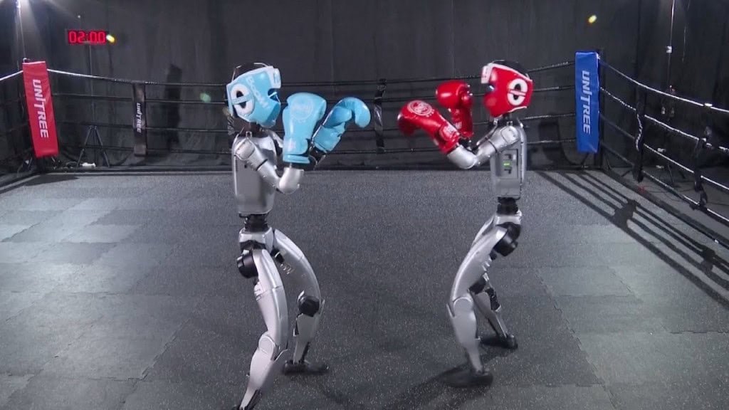 Robôs humanoides da empresa Unitree Robotics se enfrentam em um ringue de boxe