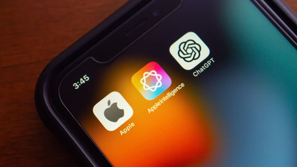 Ícones de aplicativos da Apple, do Apple Intelligence e do ChatGPT na tela inicial de um iPhone