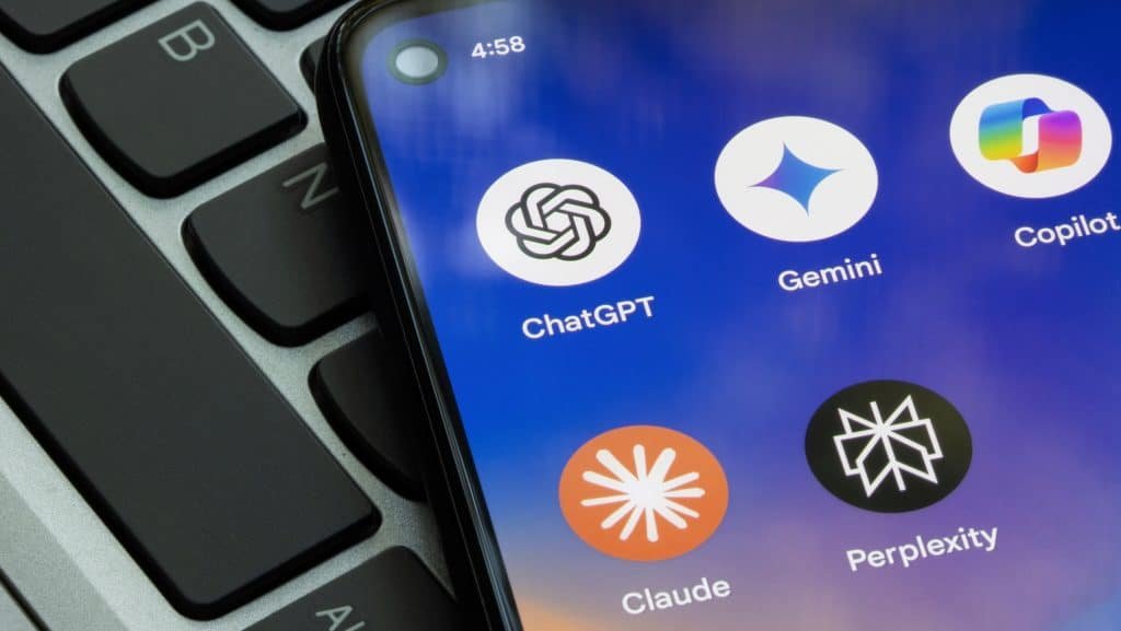 Logos de inteligências artificiais em um smartphone