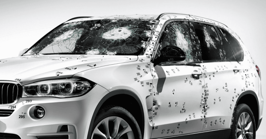 carro suv branco com várias marcações inumeradas de tiros, pois o carro não é blindado.