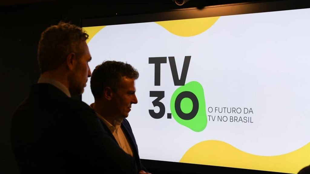 Ex-Ministro das Comunicações, Juscelino Filho, e o presidente da EBC, Jean Lima, durante evento de apresentação da TV 3.0