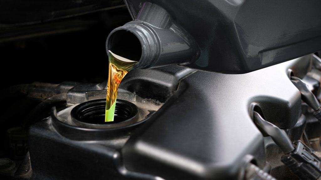 Imagem derramando óleo no motor do carro sobre se pode misturar óleos diferentes