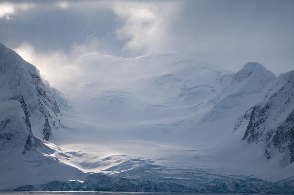 Grandes icebergs e montanhas na Antártica. Neve e gelo. Paisagem antártica. Geleiras.