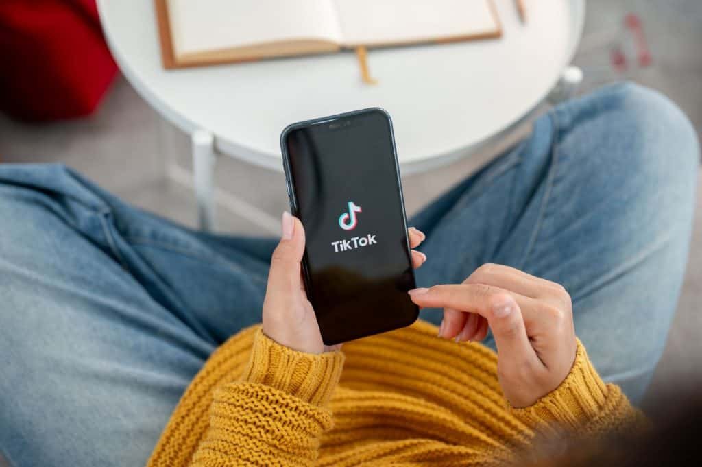 Logo do TikTok em um smartphone