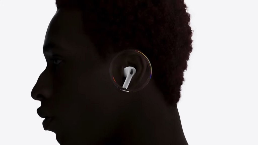 Montagem mostrando silhueta de homem usando AirPods Pro 3; fone de ouvido está dentro de uma bolha de sabão