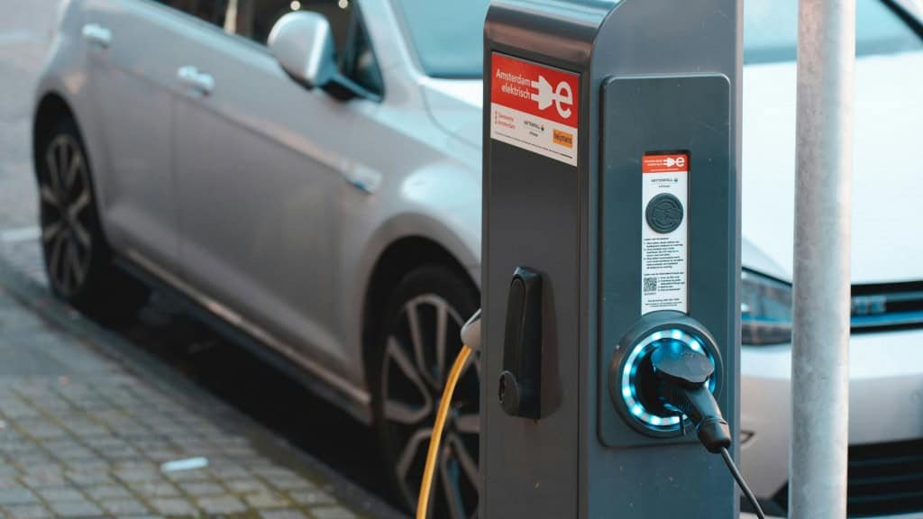 carro elétrico sendo carregado em eletroposto