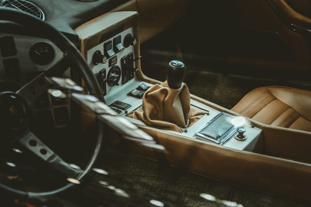 imagem mostra um close up de um cambio manual de um carro