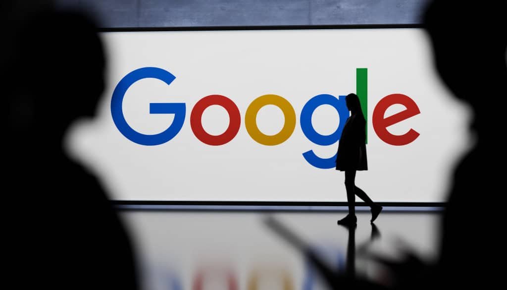 Imagem ilustrativa mostra silhuetas de pessoas e logotipo do Google