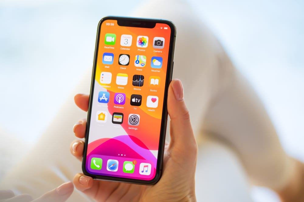 imagem de uma mão mexendo em um iphone