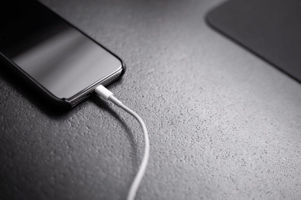 Iphone carregando via Andreas Haslinger/Unsplash