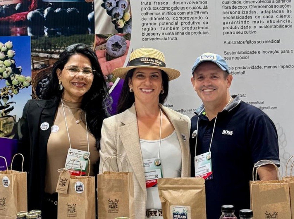 Na foto aparecem três pessoas, sendo duas mulheres e um homem. 