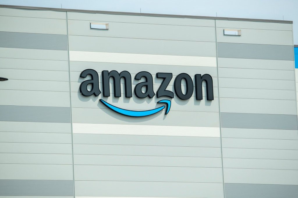 Logo da Amazon em um prédio da empresa