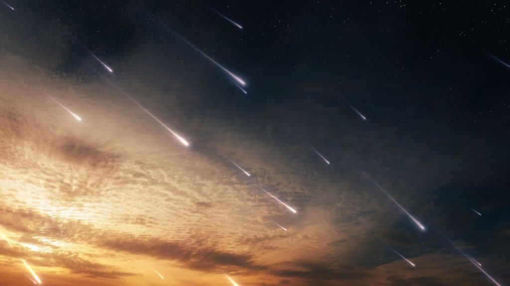 Chuva de meteoros Orionídeos no céu ao pôr do sol /
