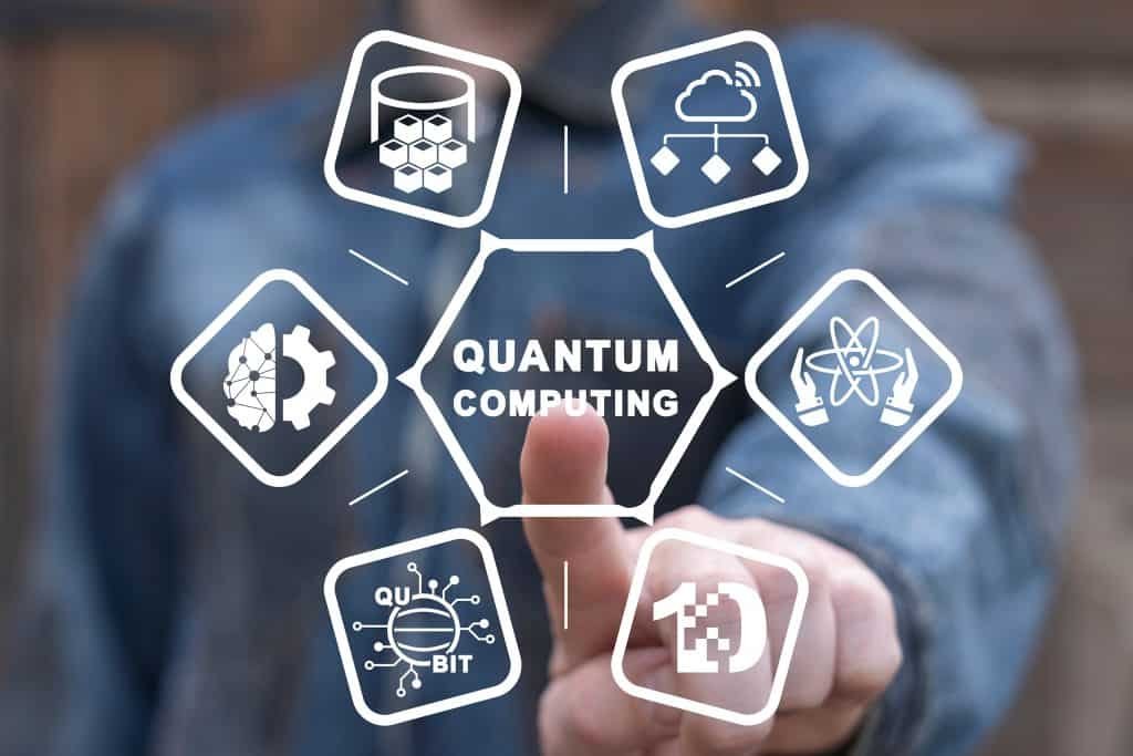 Homem "apertando" um botão imaginário com os dizeres "quantum computing"
